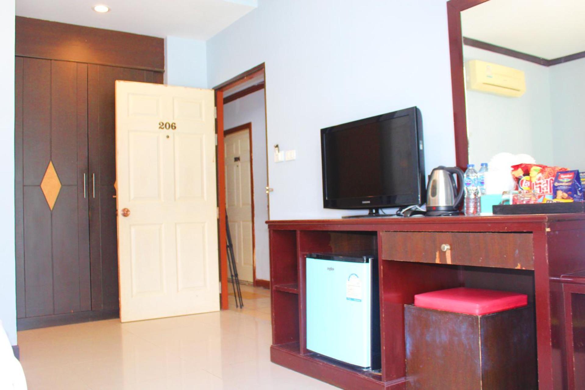 Hollywood Inn Hotel Patong Exterior foto